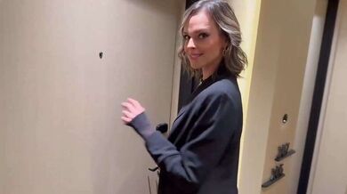 妻子在晚上外出后乱搞两只鸡巴，然后被精液覆盖